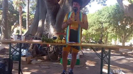 Sacerdote celebra Misa con traje de ciclista y estola multicolor en un parque